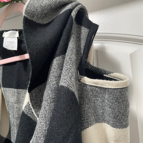 JCrew Black and White Buffalo Plaid Cape Scarf Wrap with fringe. Like new. - Picture 4 of 6